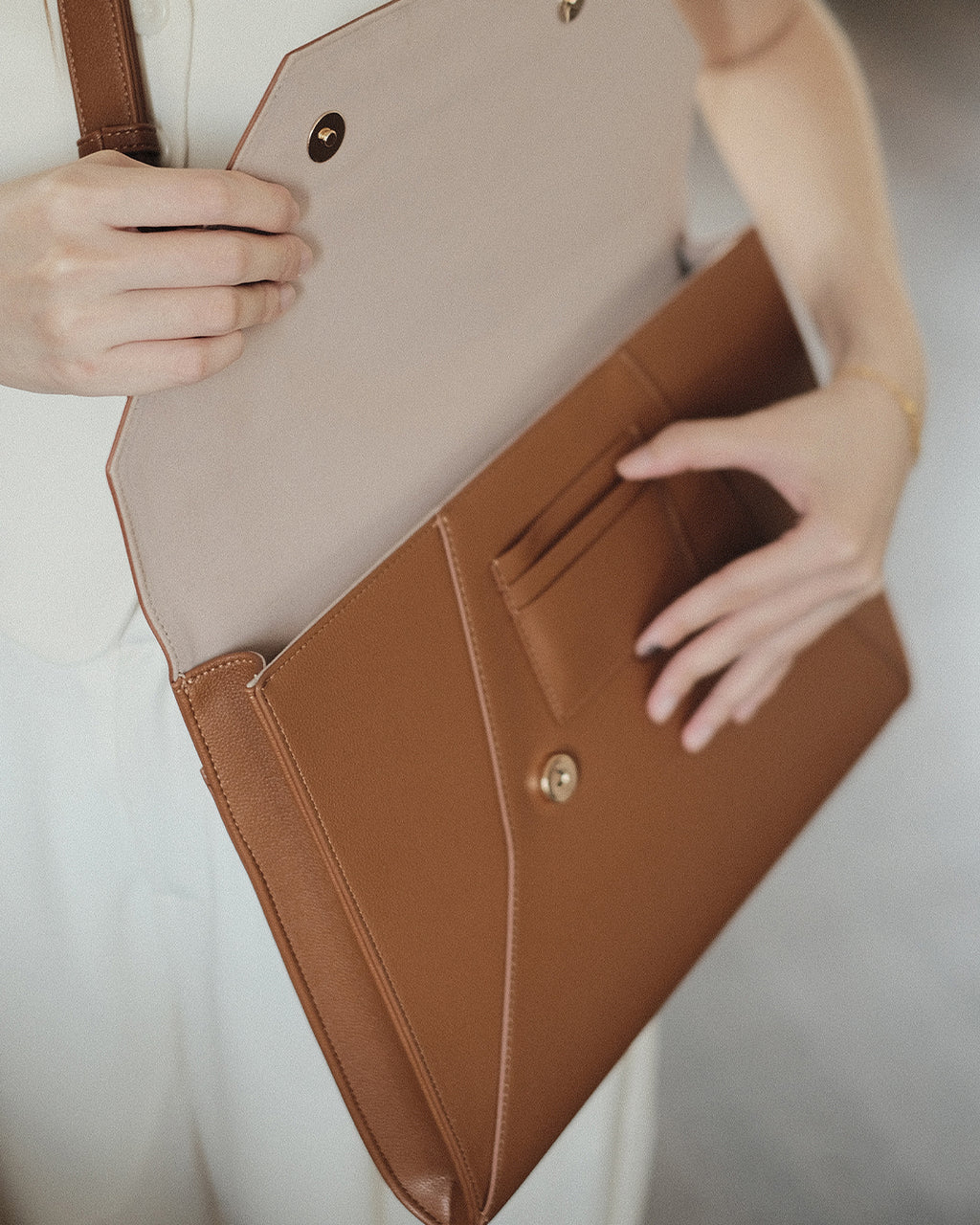 Her-Story Laptop Bag / Brown